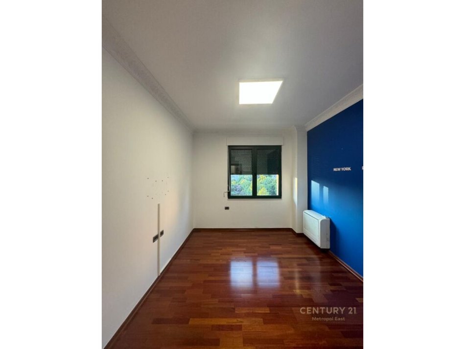 Tirane, jap me qera ambjent biznesi , 300 m² 4.600 € (Ish Blloku)