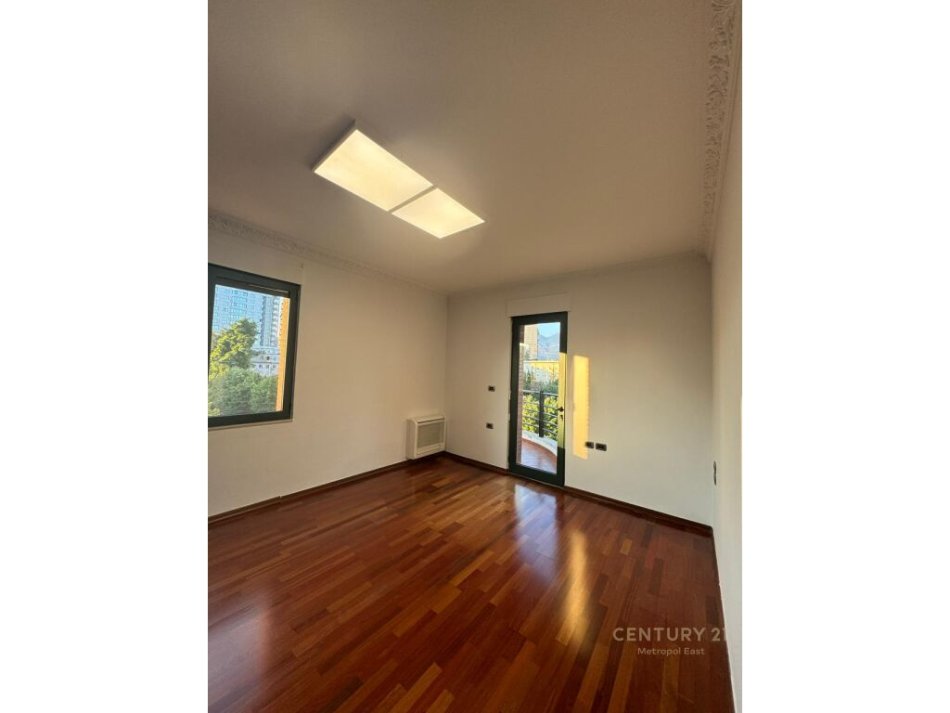 Tirane, jap me qera ambjent biznesi , 300 m² 4.600 € (Ish Blloku)