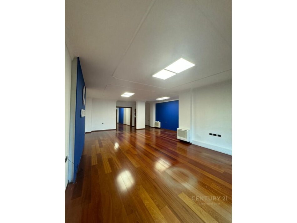 Tirane, jap me qera ambjent biznesi , 300 m² 4.600 € (Ish Blloku)