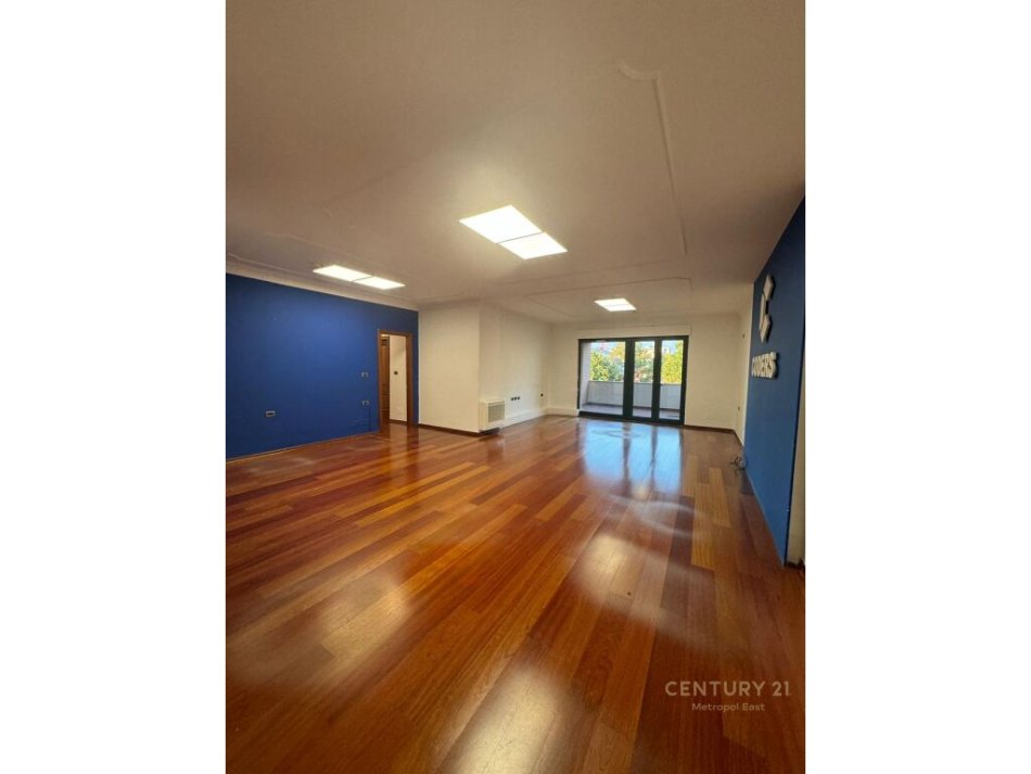 Tirane, jap me qera ambjent biznesi , 300 m² 4.600 € (Ish Blloku)