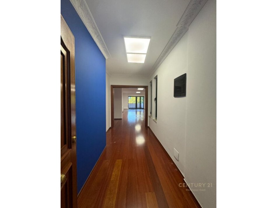 Tirane, jap me qera ambjent biznesi , 300 m² 4.600 € (Ish Blloku)