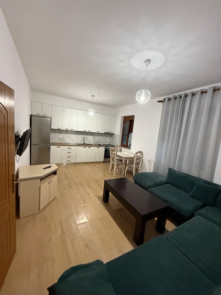 Tirane, jepet me qera apartament 2+1 Kati 1, 70 m² 400 € (selit)