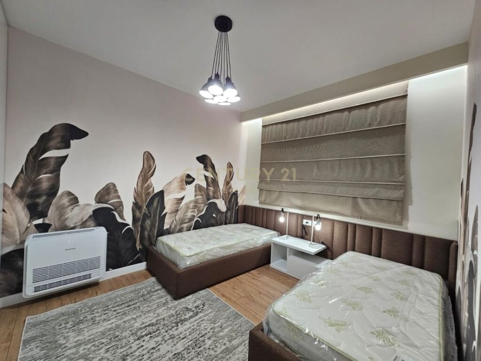 Tirane, shitet apartament 2+1+Ballkon Kati 1, 116 m² (kopeshti botanik)