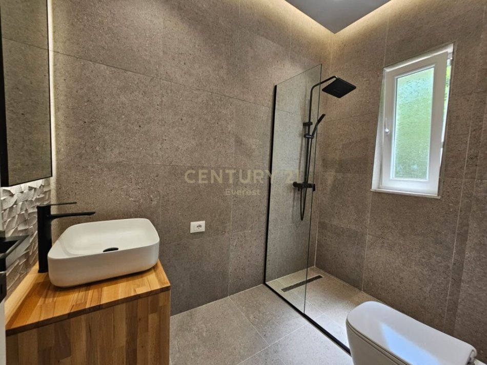 Tirane, shitet apartament 2+1+Ballkon Kati 1, 116 m² (kopeshti botanik)