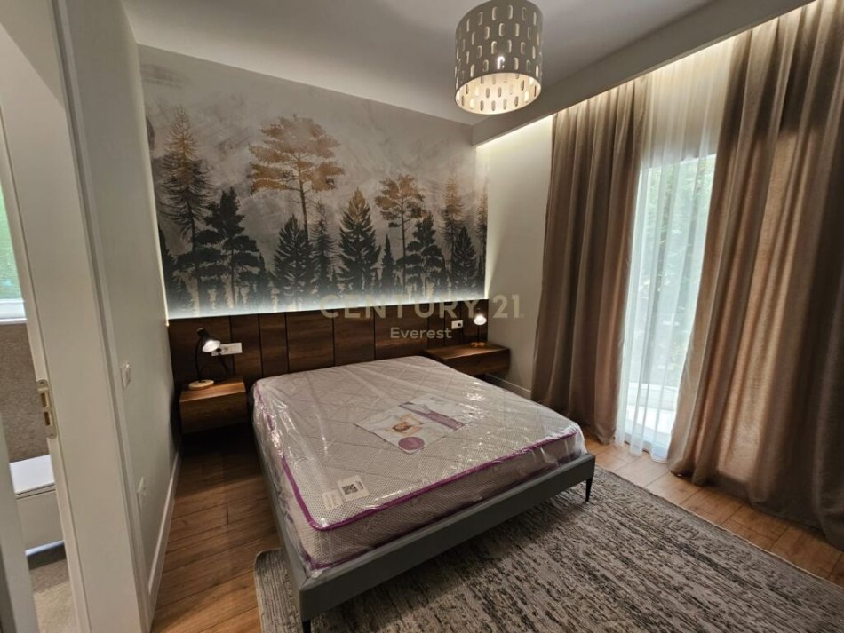 Tirane, shitet apartament 2+1+Ballkon Kati 1, 116 m² (kopeshti botanik)