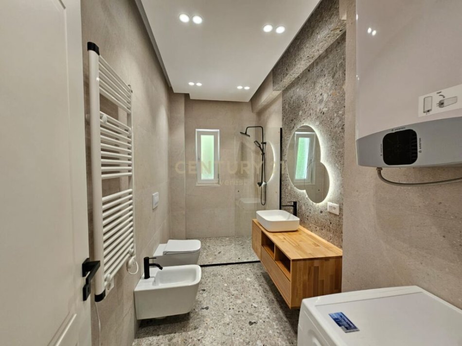 Tirane, shitet apartament 2+1+Ballkon Kati 1, 116 m² (kopeshti botanik)