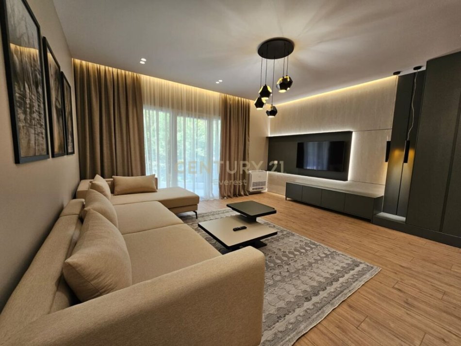 Tirane, shitet apartament 2+1+Ballkon Kati 1, 116 m² (kopeshti botanik)