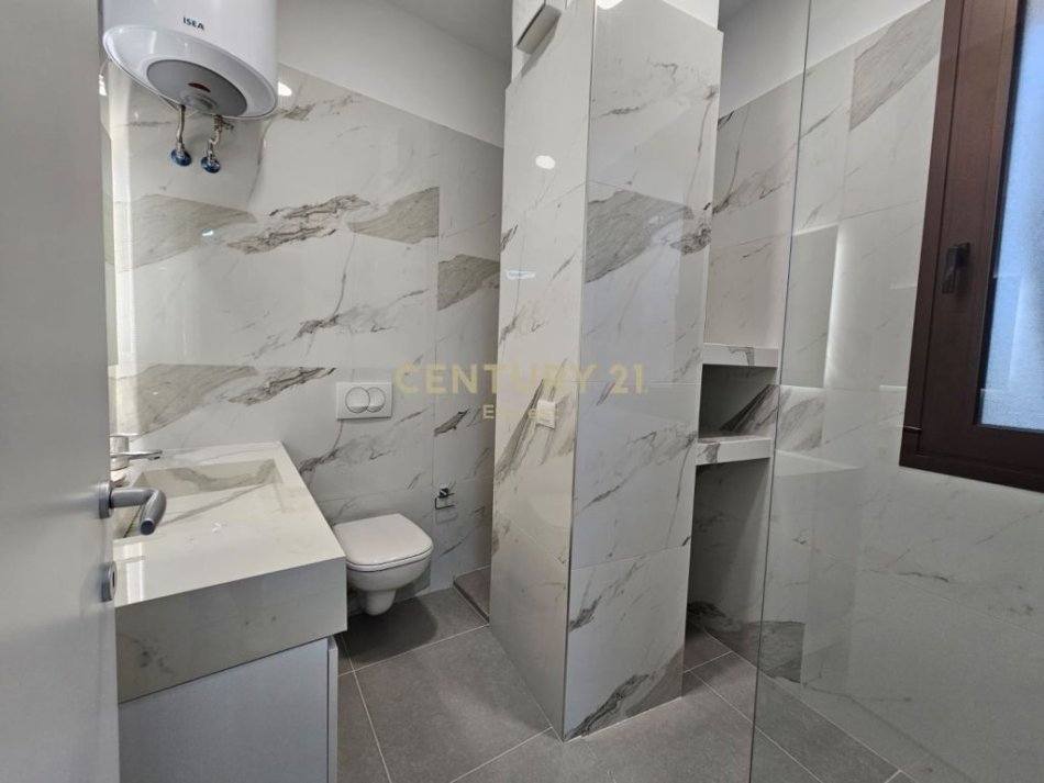 Tirane, jepet me qera apartament 2+1 Kati 8, 117 m² 1.500 € (rruga e barrikadave)