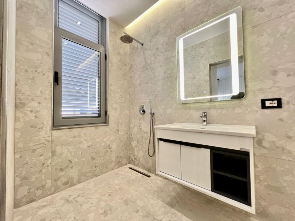 Tirane, shes apartament 5+1 , 111 m² 285.000 €