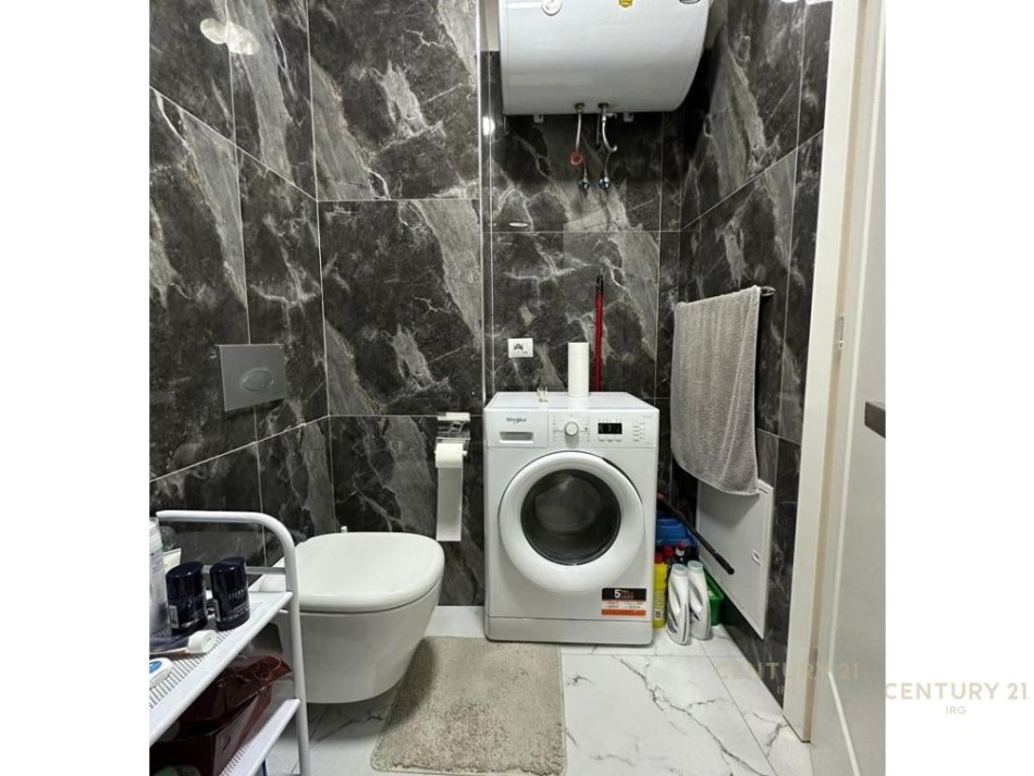 Tirane, jepet me qera apartament 1+1+Ballkon Kati 7, 800 € (Rr.Myslym Shyri)