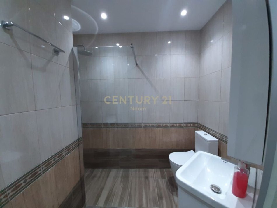 Tirane, jepet me qera apartament 1+1 Kati 2, 52 m² 400 € (BUL.ZHAN DARK)