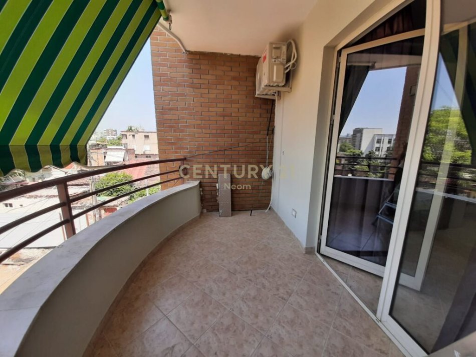 Tirane, jepet me qera apartament 1+1 Kati 2, 52 m² 400 € (BUL.ZHAN DARK)