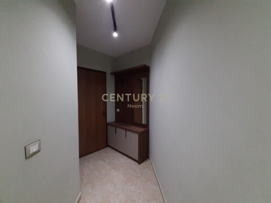 Tirane, jepet me qera apartament 1+1 Kati 2, 52 m² 400 € (BUL.ZHAN DARK)