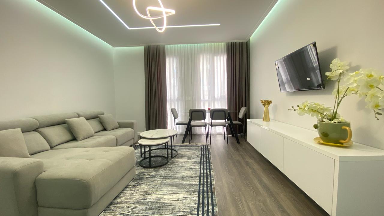 Jepet apartament 2+1+2 me qira tek Fusha Aviacionit 650 Euro