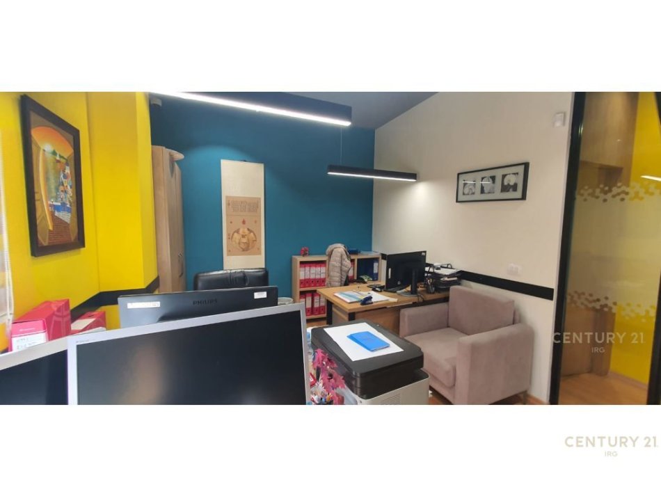 Tirane, jap me qera ambjent biznesi , 200 m² 3.000 € (Kopshti Botanik Zoologjik)