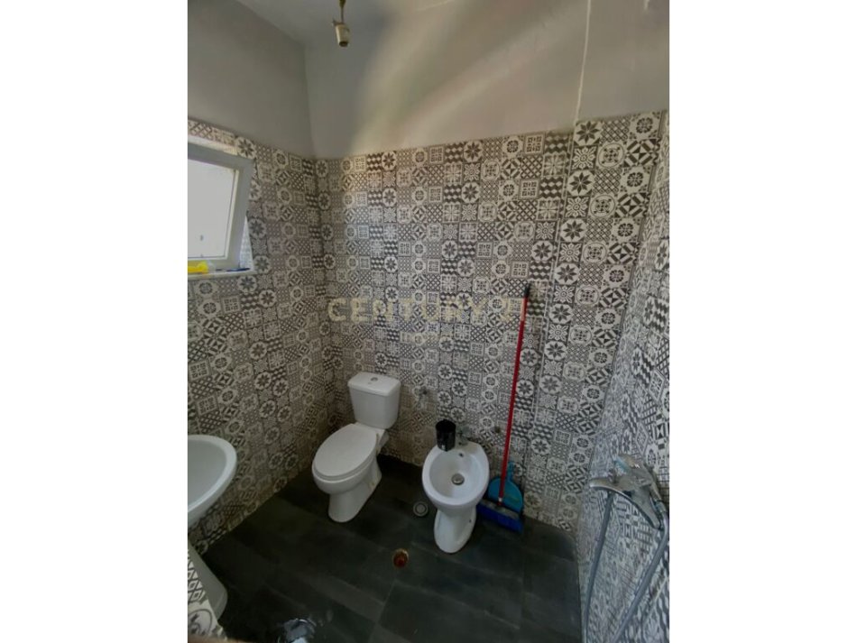 Tirane, shitet Kati 0, 141 m² 150.000 € (Komisariati nr 4 ALLIAS)