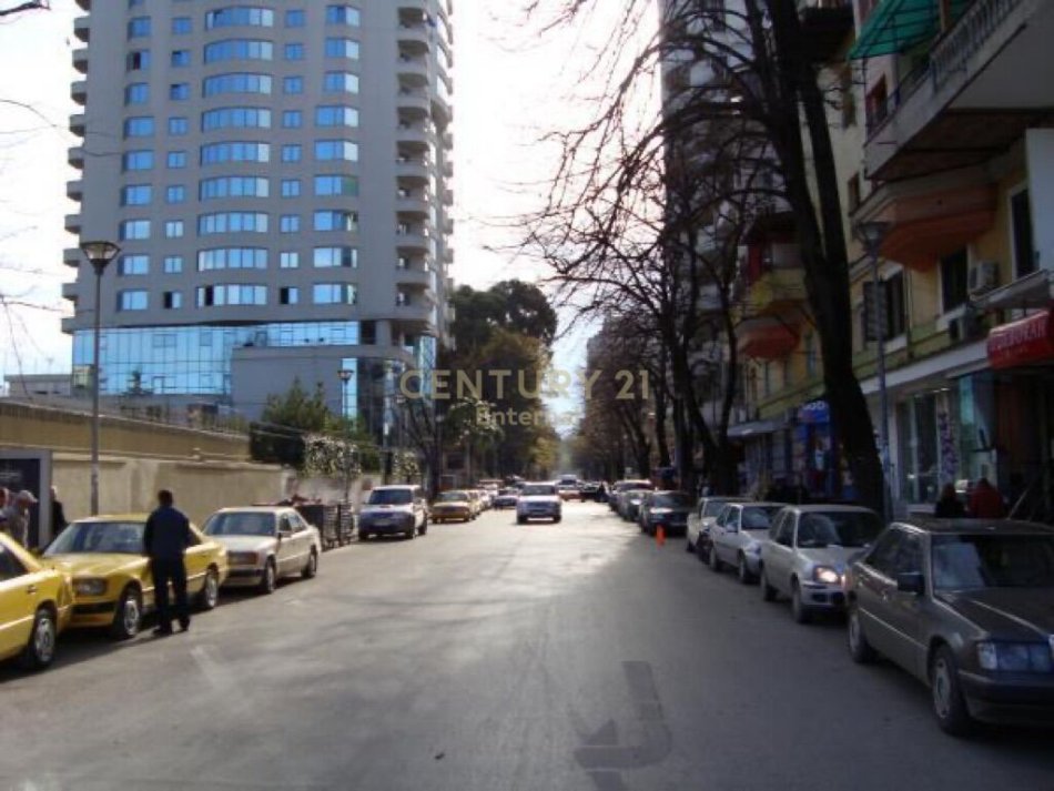 Tirane, shes apartament 4+1+3+POST PARKIMI , 280 m² 630.000 € (Ish Blloku)