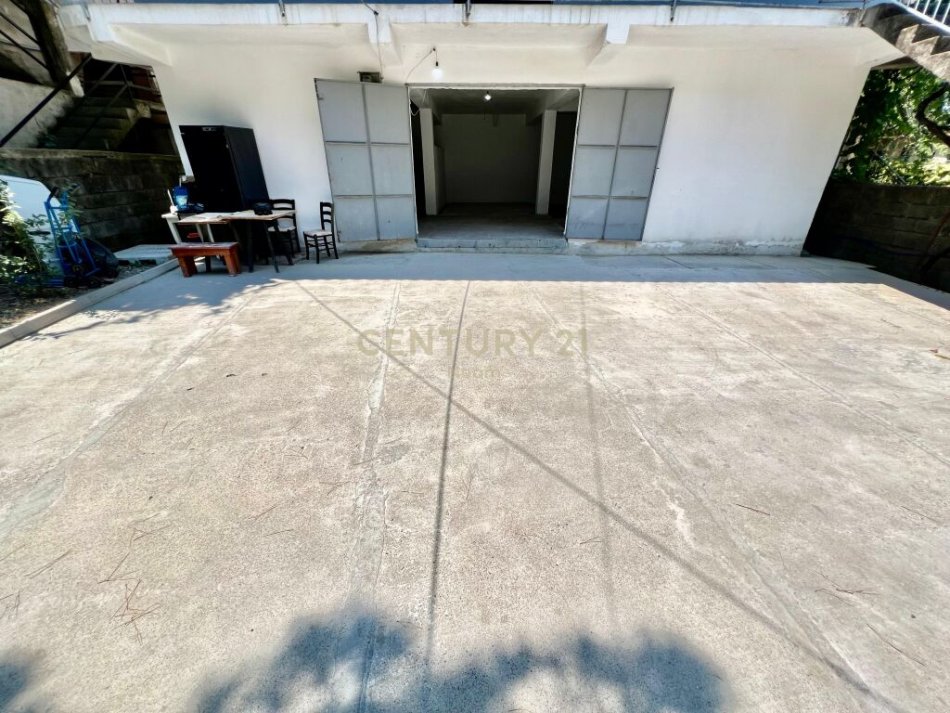 Tirane, jepet me qera ambjent biznesi Kati 0, 220 m² 550 € (misto mame)