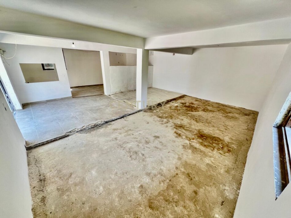 Tirane, jepet me qera ambjent biznesi Kati 0, 220 m² 550 € (misto mame)