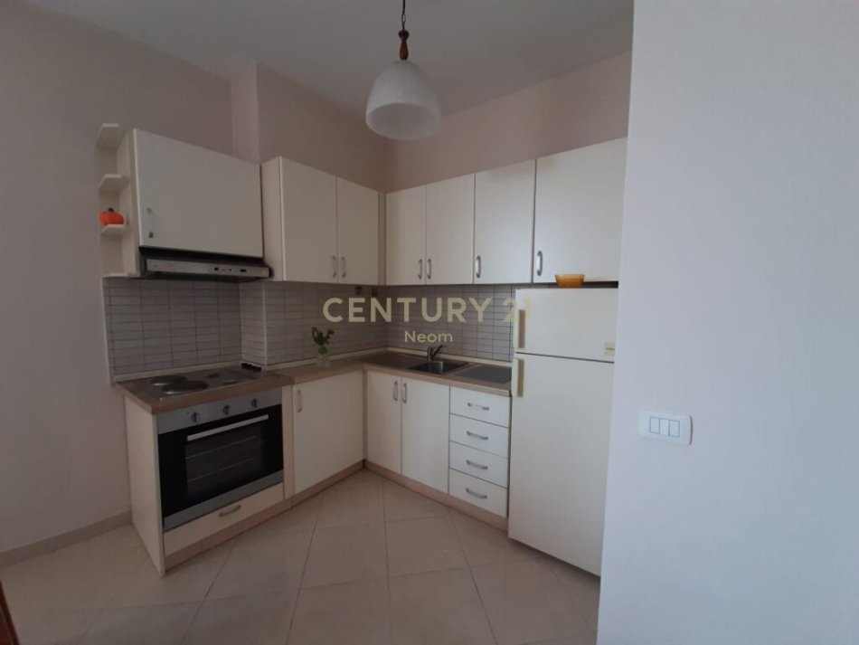 Tirane, jepet me qera apartament 1+1 Kati 4, 63 m² 450 € (pazari i ri)