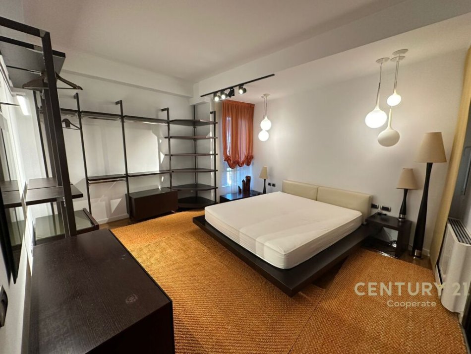 Tirane, shes apartament 3+1+2 ME 2 POSTE PARKIMI , 141 m² 400.000 € (Liqeni i Thatë)