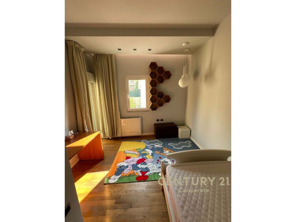 Tirane, jap me qera apartament 3+1+2 + 2 POSTE PARKIMI+Ballkon , 141 m² 1.500 € (Liqeni i Thatë)