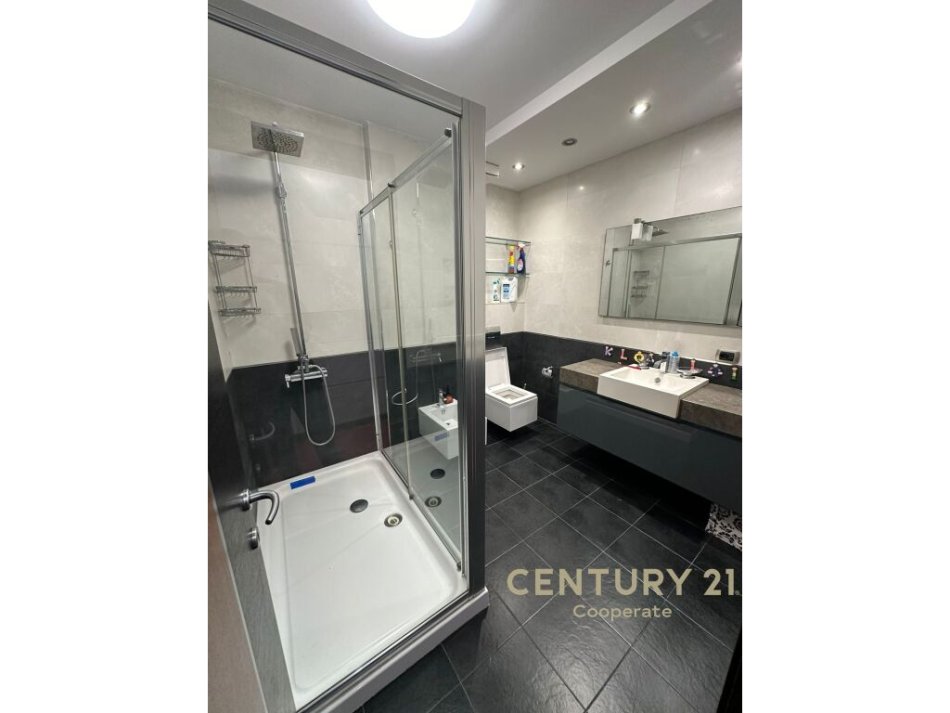Tirane, jap me qera apartament 3+1+2 + 2 POSTE PARKIMI+Ballkon , 141 m² 1.500 € (Liqeni i Thatë)