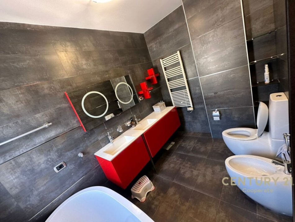 Tirane, jap me qera apartament 3+1+2 + 2 POSTE PARKIMI+Ballkon , 141 m² 1.500 € (Liqeni i Thatë)
