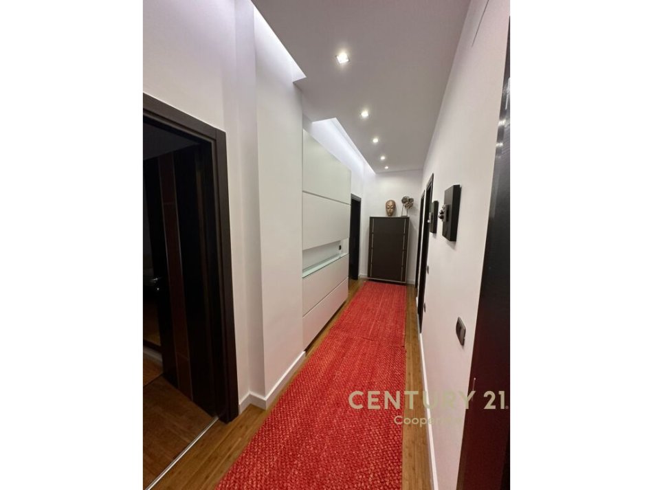 Tirane, jap me qera apartament 3+1+2 + 2 POSTE PARKIMI+Ballkon , 141 m² 1.500 € (Liqeni i Thatë)