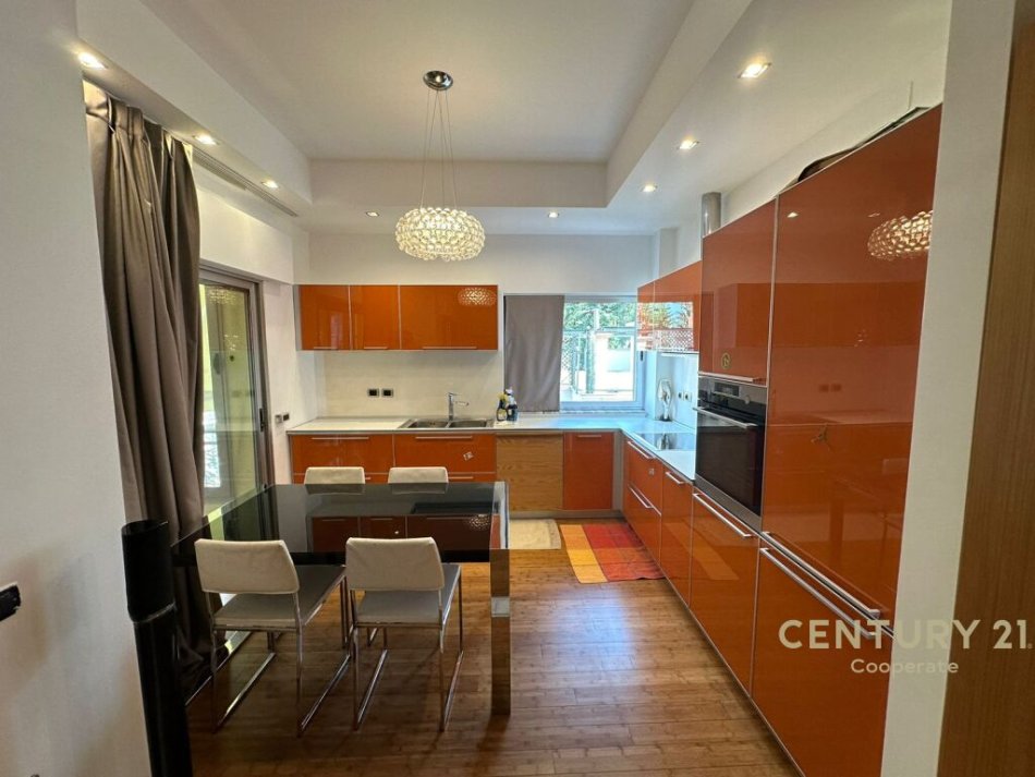 Tirane, jap me qera apartament 3+1+2 + 2 POSTE PARKIMI+Ballkon , 141 m² 1.500 € (Liqeni i Thatë)