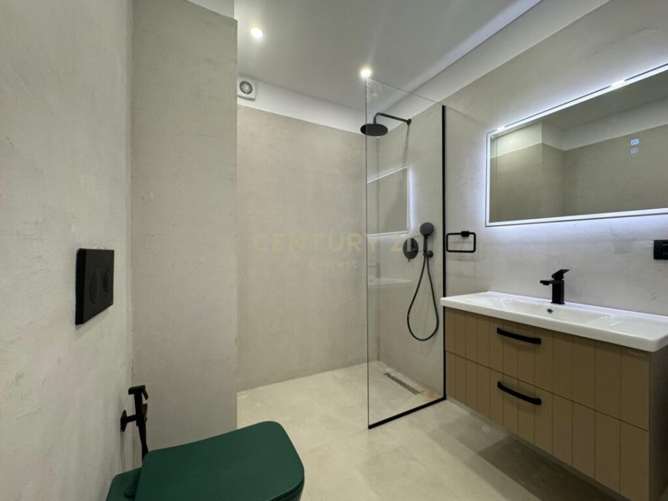 Tirane, shes garsonier , 38 m² 100.000 € (Komuna e Parisit)