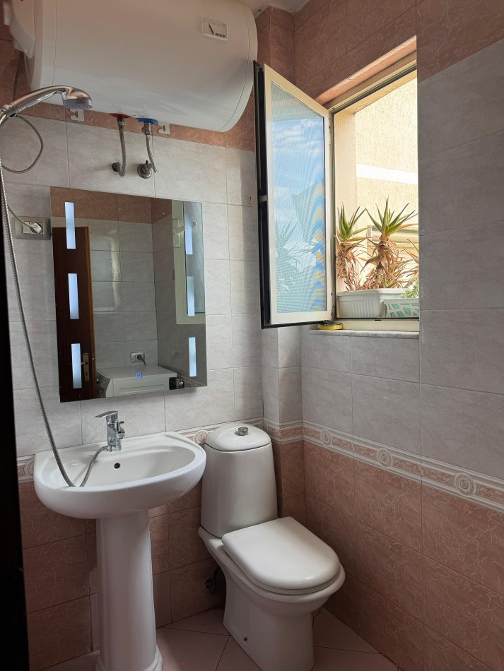 Tirane, jepet me qera apartament 1+1+Ballkon Kati 5, 55 m² 550 € 