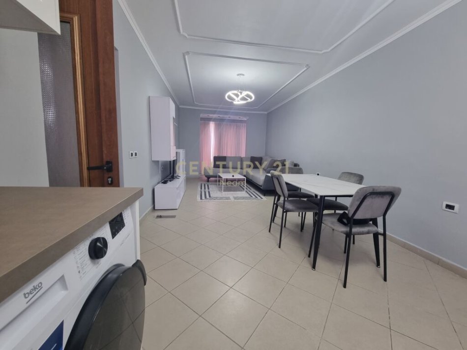 Tirane, jap me qera apartament 1+1 Kati 2, 56 m² 450 € (Rruga Ferit Xhajko, Medreseja)