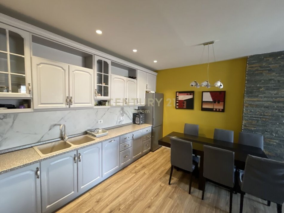 Tirane, shitet apartament 3+1 Kati 10, 133 m² 295.000 € (rruga e kosovarve)