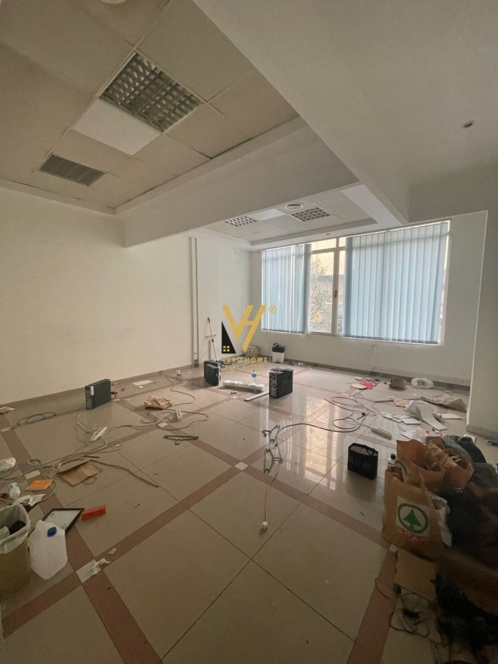 Tirane, jepet me qera ambjent biznesi Kati 1, 400 m² 2.700 € (SELITE)