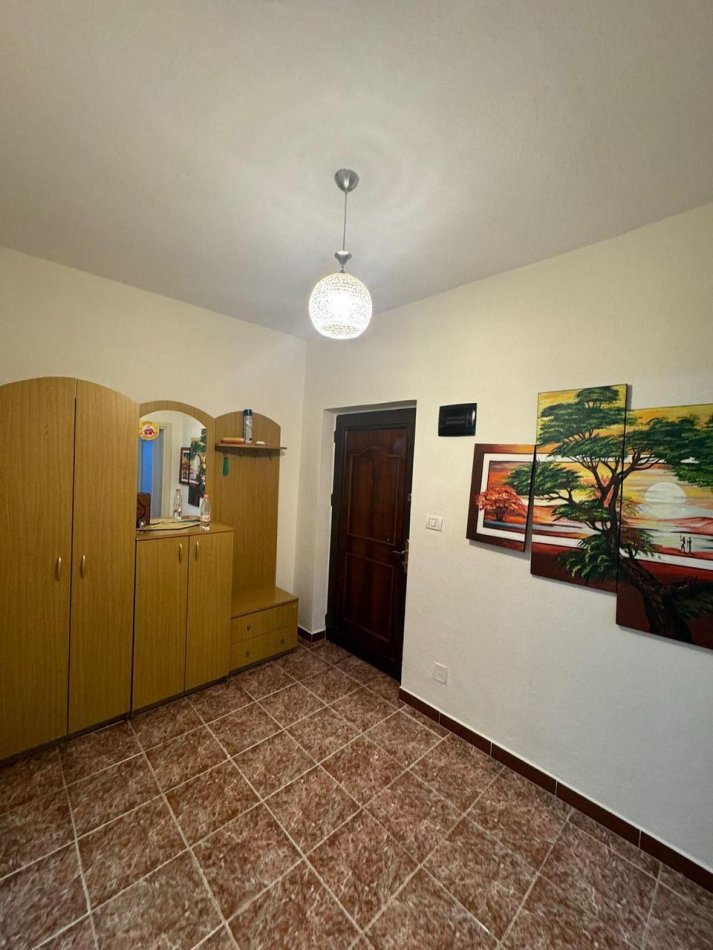 Tirane, jepet me qera apartament 1+1 Kati 1, 600 € (Gjik Kuqali)