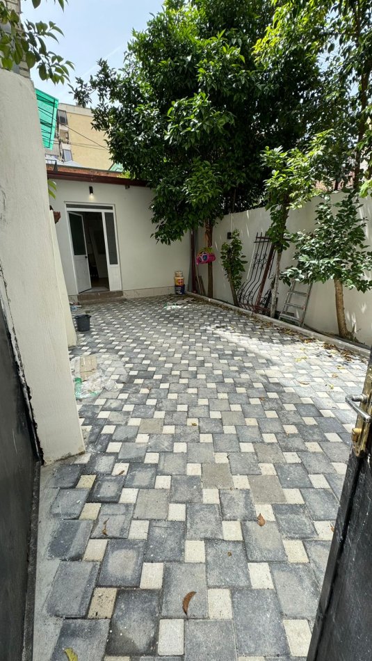 Tirane, jepet me qera shtepi 3+1+Ballkon Kati 1, 120 m² 400 € (Bulevardi bajram curri)