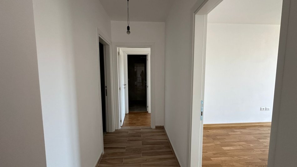 Tirane, jepet me qera ambjent biznesi Kati 3, 108 m² 800 € (Kompleksi Zirkon)