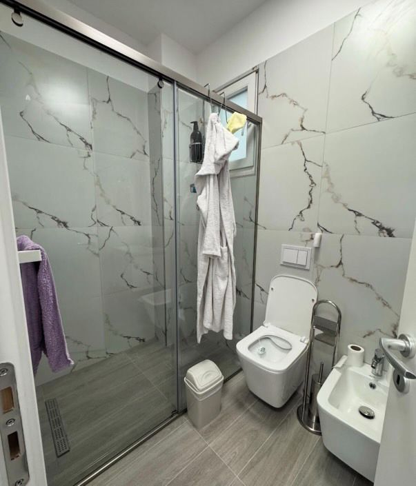 Tirane, jepet me qera apartament 2+1+Ballkon Kati 2, (Trio Towers)