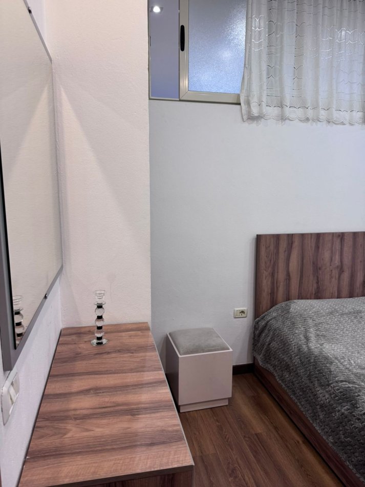 Tirane, jepet me qera apartament 1+1 Kati 1, 50 m² 600 € (Qender , rruga qemal stafa prane rossman lala)