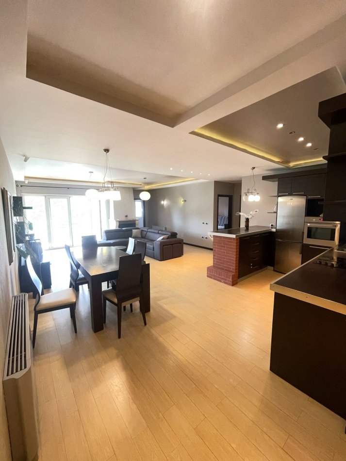 Tirane, jepet me qera apartament 3+1+Ballkon Kati 4, 143 m² 750 € (kodra e diellit)