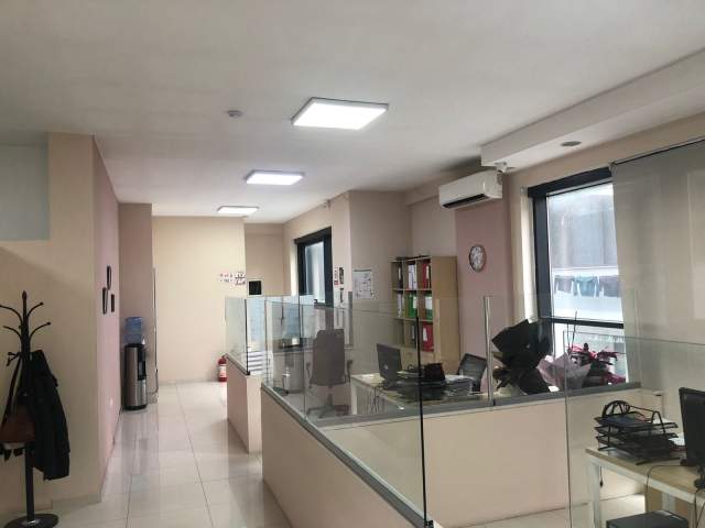 Tirane, jepet me qera ambjent biznesi Kati 2, 100 m² 900 Euro (rruga e Elbasanit)