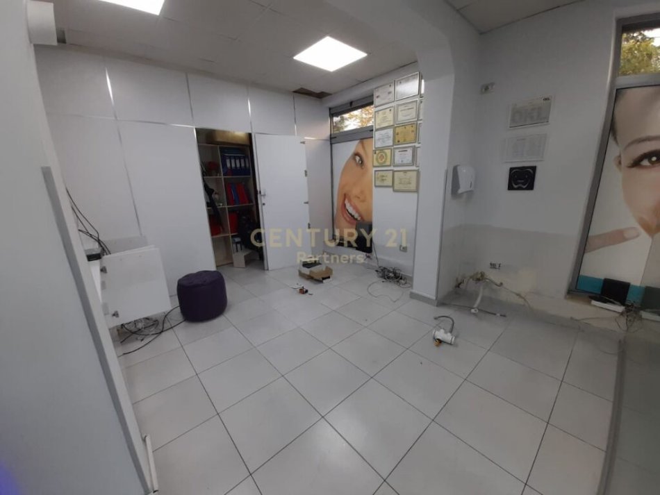 Tirane, jepet me qera dyqan Kati 0, 85 m² 900 € (Vasil Shanto, Rruga &quot;Irfan Tomini&quot;)