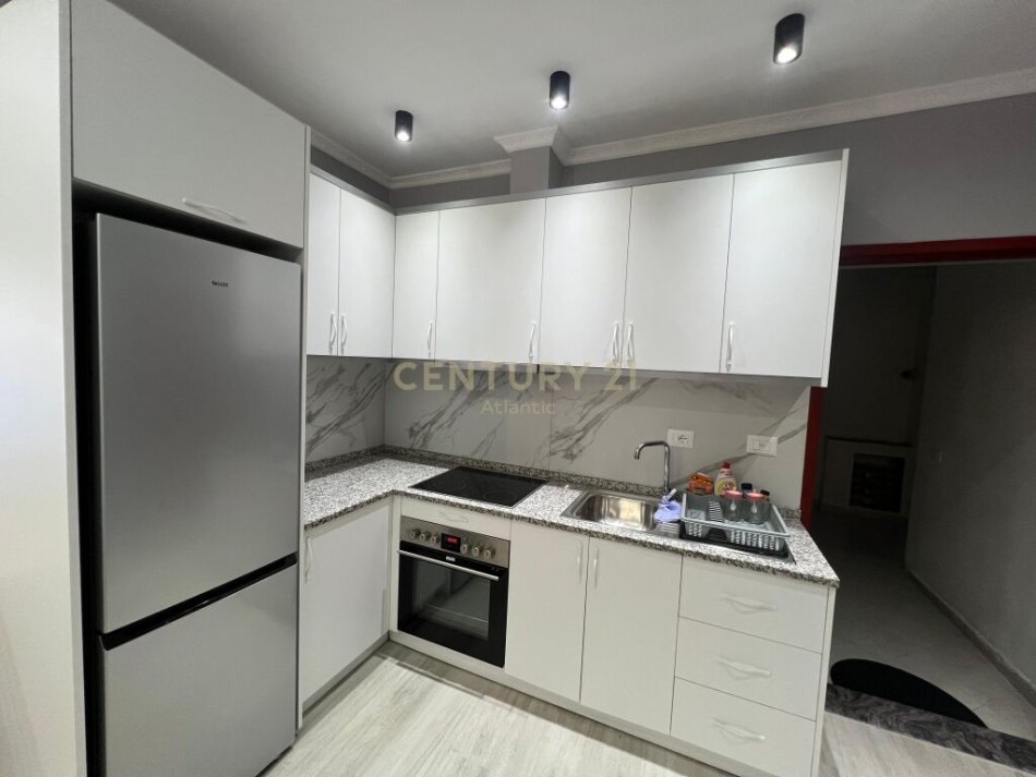 Durres, jepet me qera apartament 1+1+Ballkon Kati 2, 62 m² (Plazh, rrota kuqe)
