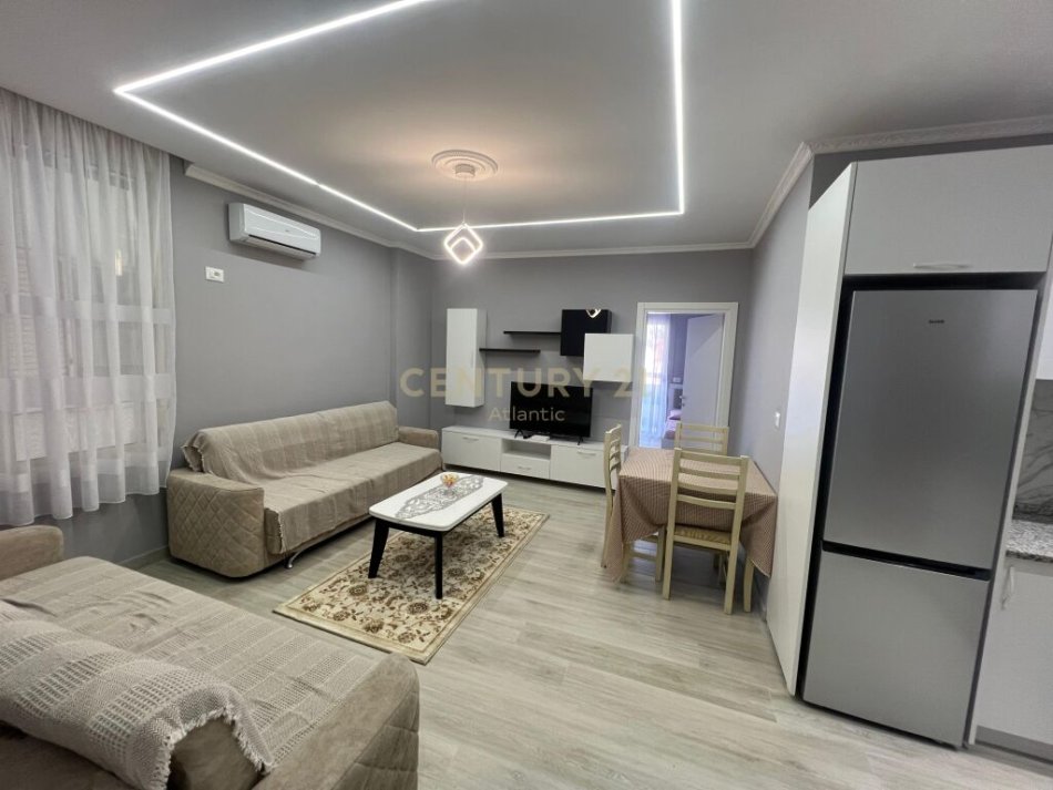 Durres, jepet me qera apartament 1+1+Ballkon Kati 2, 62 m² (Plazh, rrota kuqe)