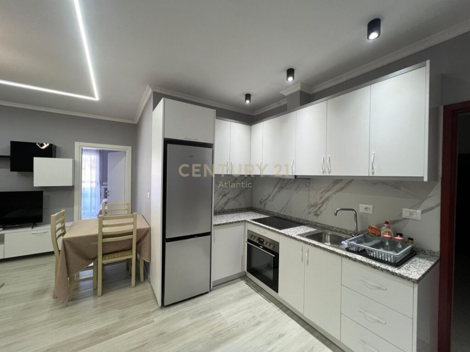 Durres, jepet me qera apartament 1+1+Ballkon Kati 2, 62 m² (Plazh, rrota kuqe)