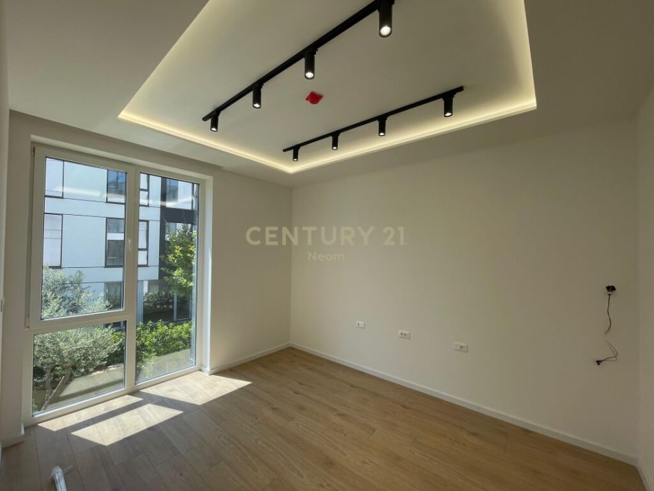 Tirane, jap me qera apartament 3+1+3+OBORR ME 2 POSTE PARKIMI , 313 m² 2.300 € (Liqeni i Thatë)