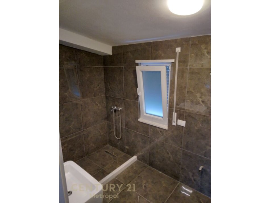 Tirane, shitet Vile 3+1 Kati 0, 276 m² 380.000 € (FARKE)