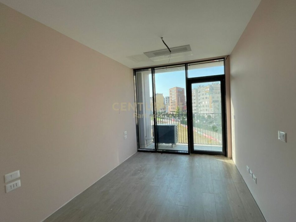 Tirane, jap me qera ambjent biznesi , 64 m² 1.250 € (Liqeni i Tiranës)