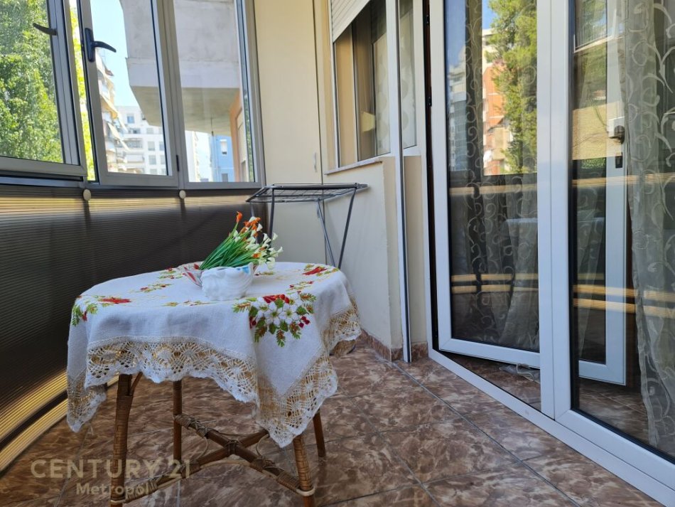 Tirane, jepet me qera apartament 1+1 Kati 3, 67 m² 500 € (Pranë Librit Universitar, Tiranë)